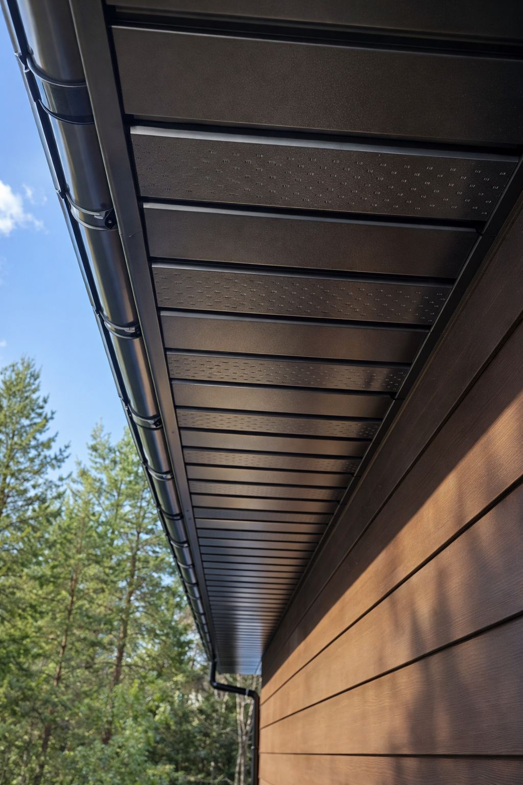 Дом с металлическими софитами